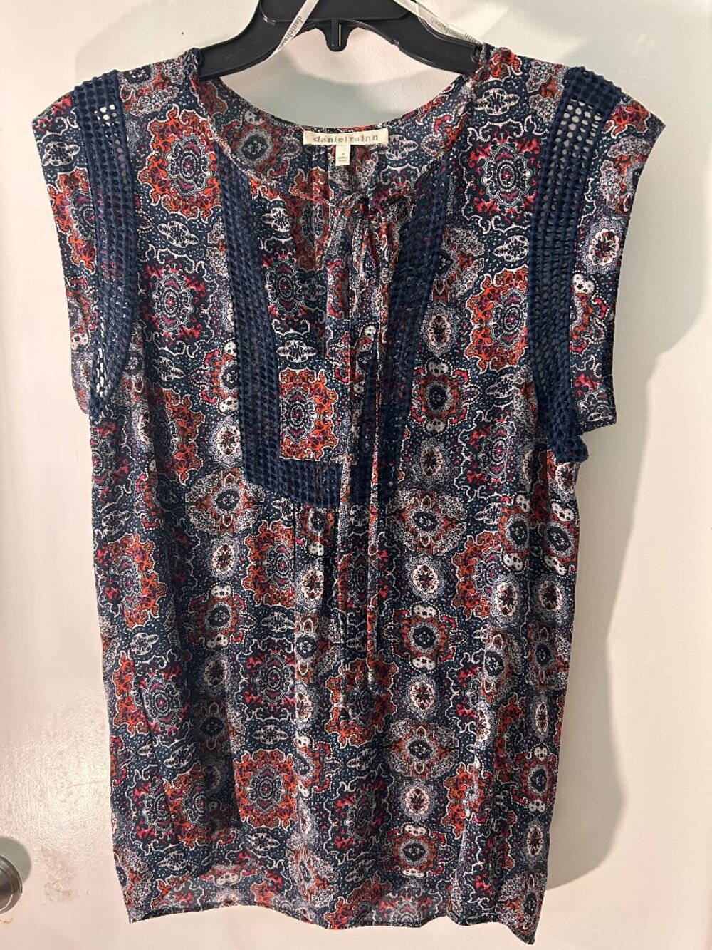 Daniel Rainn Boho Crochet Trim Paisley Blouse Medium Navy Red Tie Neck Top